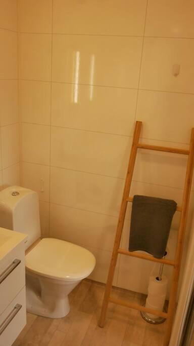 Nyrenovert Leilighet Med Gratis Parkering เลคเนส ภายนอก รูปภาพ
