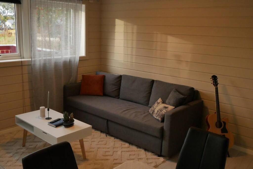 Nyrenovert Leilighet Med Gratis Parkering เลคเนส ภายนอก รูปภาพ